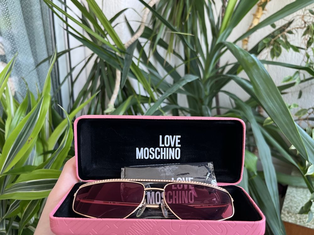 Оригинални слънчеви очила “MOSCHINO”