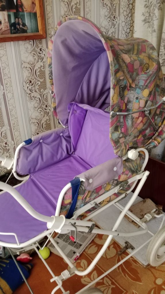 Детская коляска с тремя положениями наклона