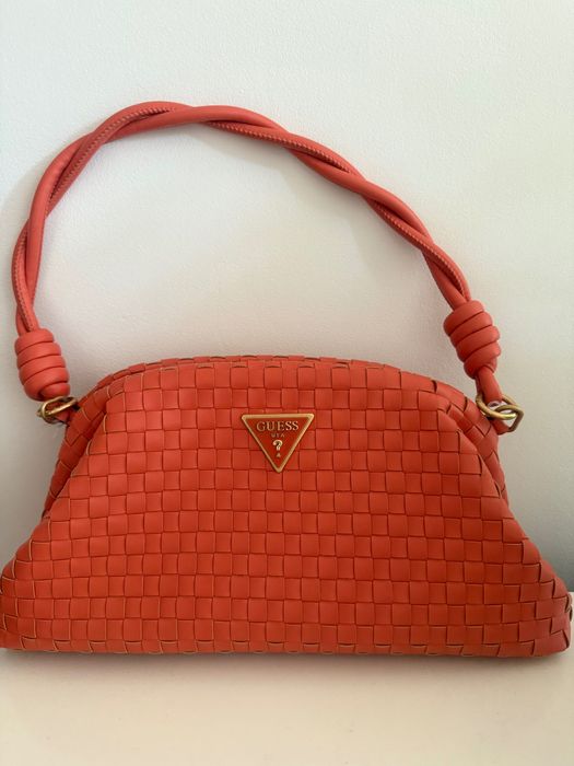 Дамска кожена чанта Guess