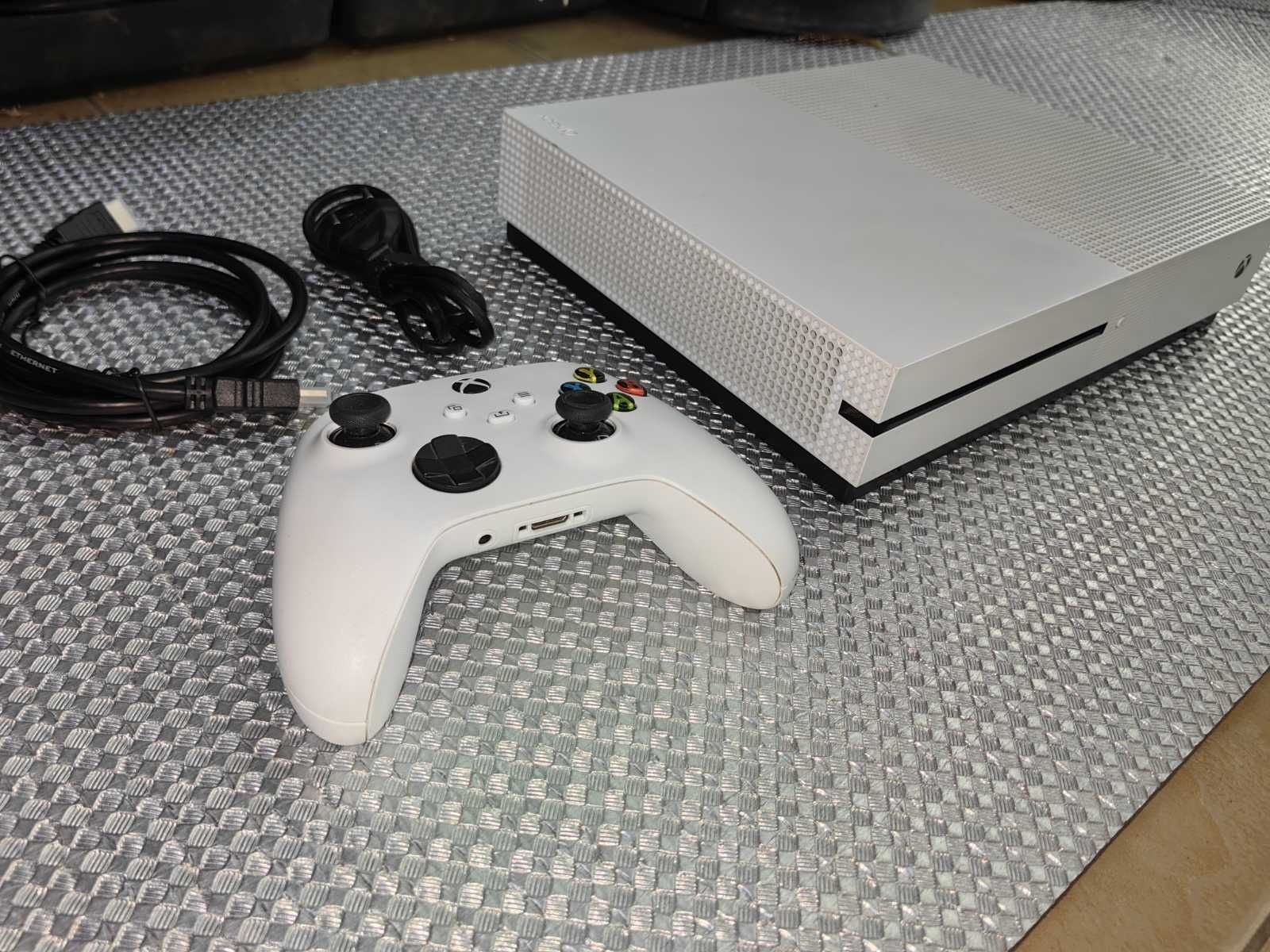 Xbox One S  с 1 TB,4 вградени игри,1 оригинал-400лв джойстик