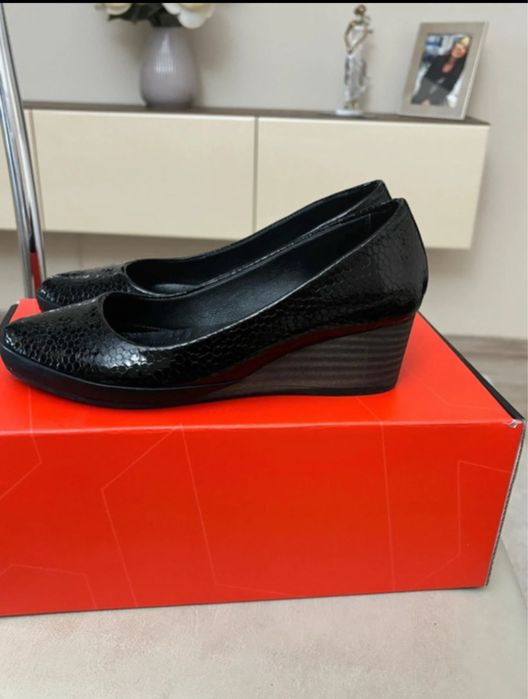 Pantofi din piele naturala lacuita, marime 36