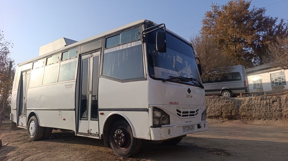 Isuzu avtobus sotiladi.