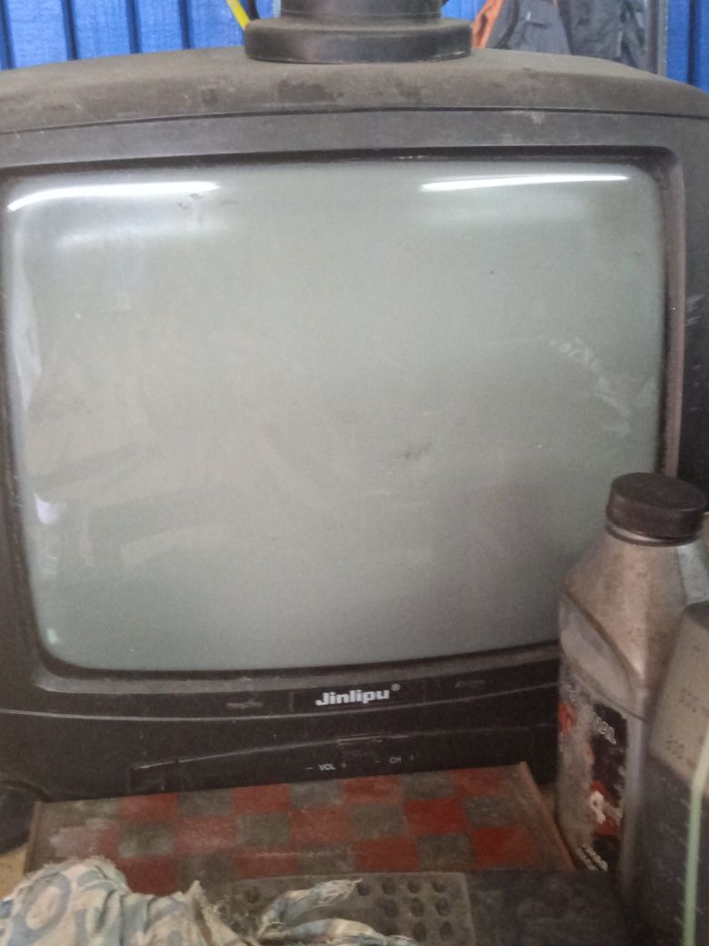Продам телевизор маленький черный белый.