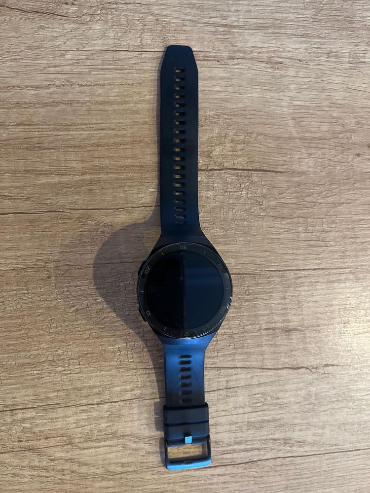 смарт часы Huawei watch GT2e в рабочем, хорошем состоянии
