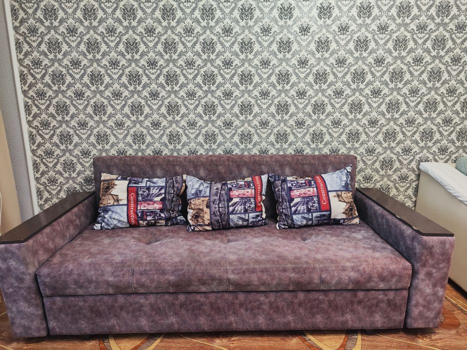 Диван с подушками