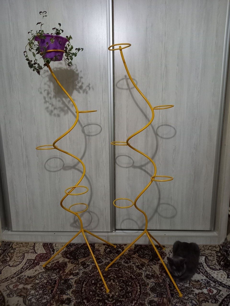 Продается металлическая подставка для цветов