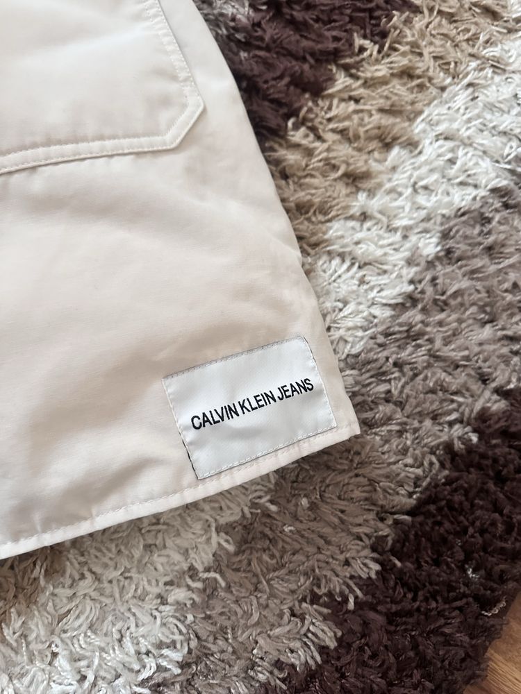 Оригинална парка на Calvin Klein с яка от естествен косъм