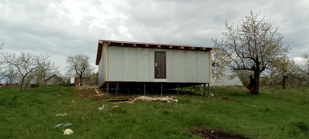 Facem casă pe structură metalică învelite cu panouri sandwich