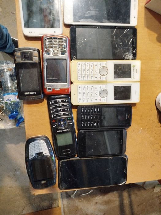 Телефони за части