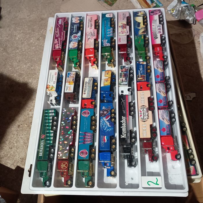 De vânzare cutii cu machete toate în stare perfecta noi