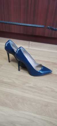 Официални сини обувки на ток