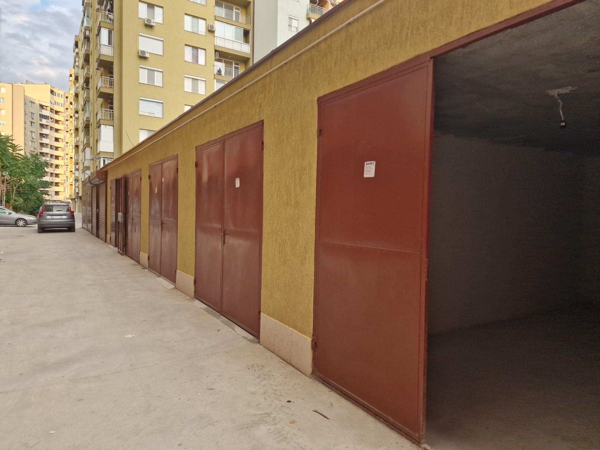 Гараж под наем жк. Тракия