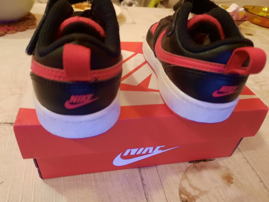 Продавам  кожени  маратонки  найк за момче 23.5 номер