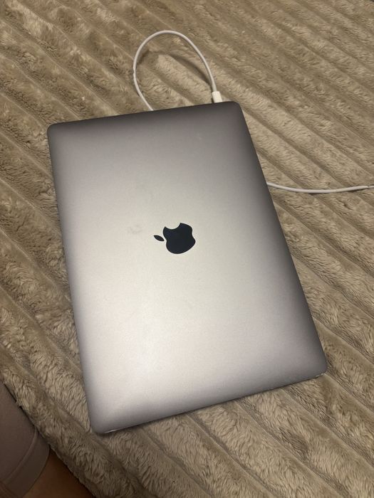 MacBook Air folosit o perioada de aproximativ patru luni