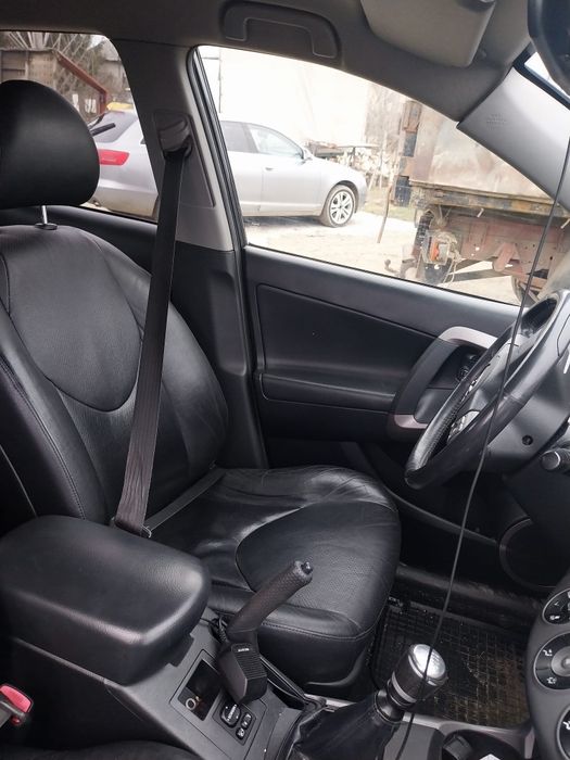 Schimb sau vând RAV4 4X4:variante basculanta sau cu masina automată