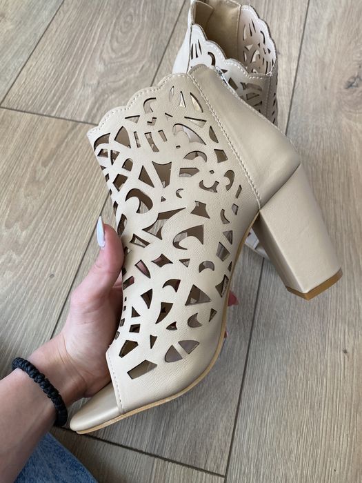 Дамски обувки на ток/боти в бежов цвят