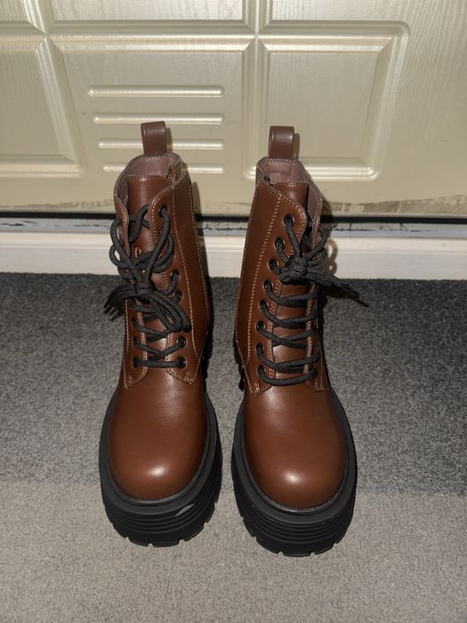 Новые коричневые ботинки