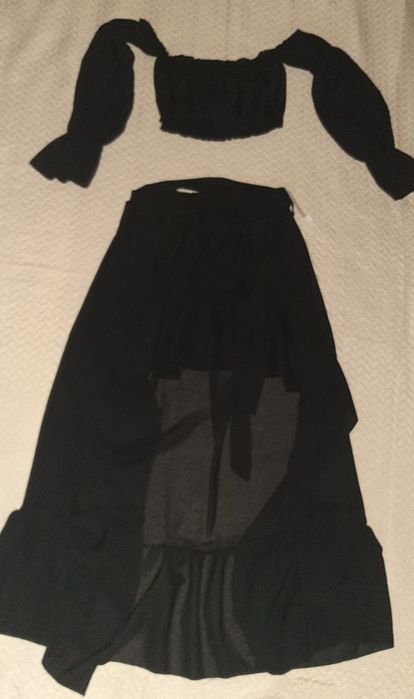 Compleu  marimea S, format din bluza si fusta