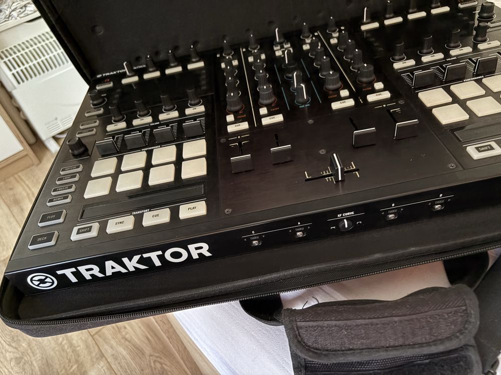 Traktor Kontrol S8 DJ Контролер
