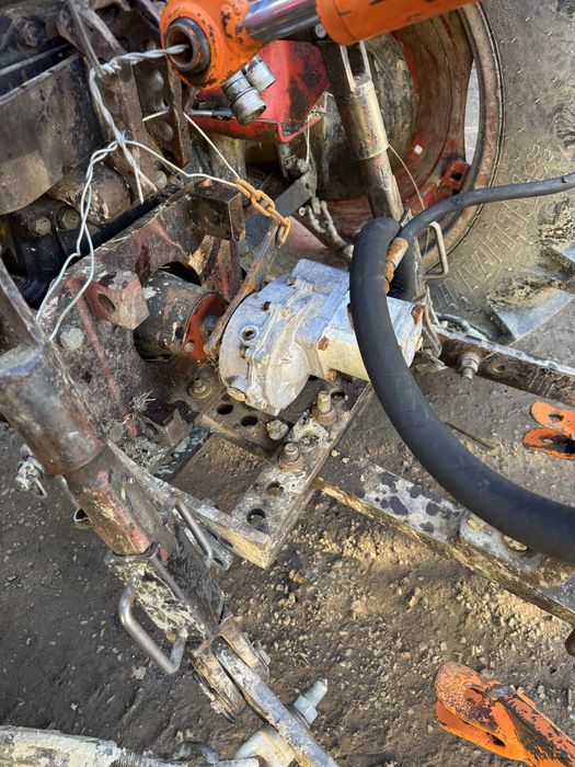 Stivuitor in tirantii tractorului cu pompa si bazin ulei