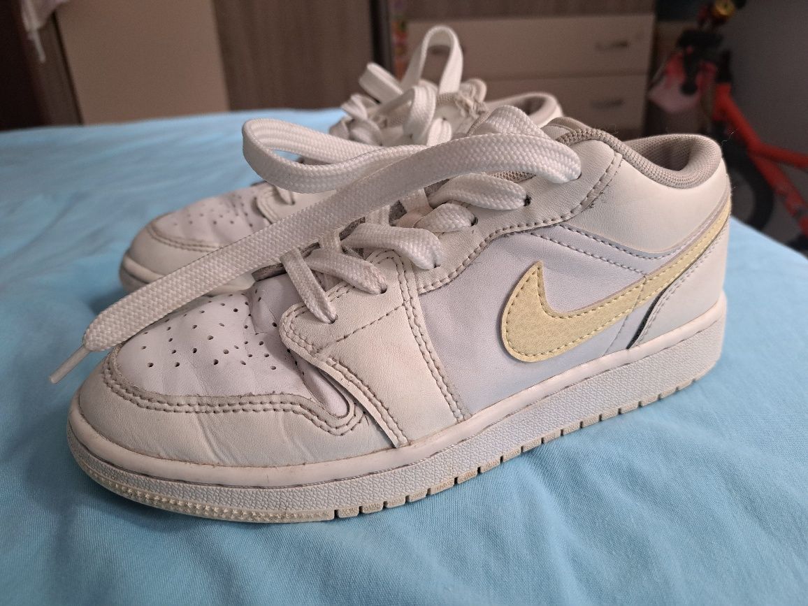 Маратонки за момиче Nike Air Jordan
