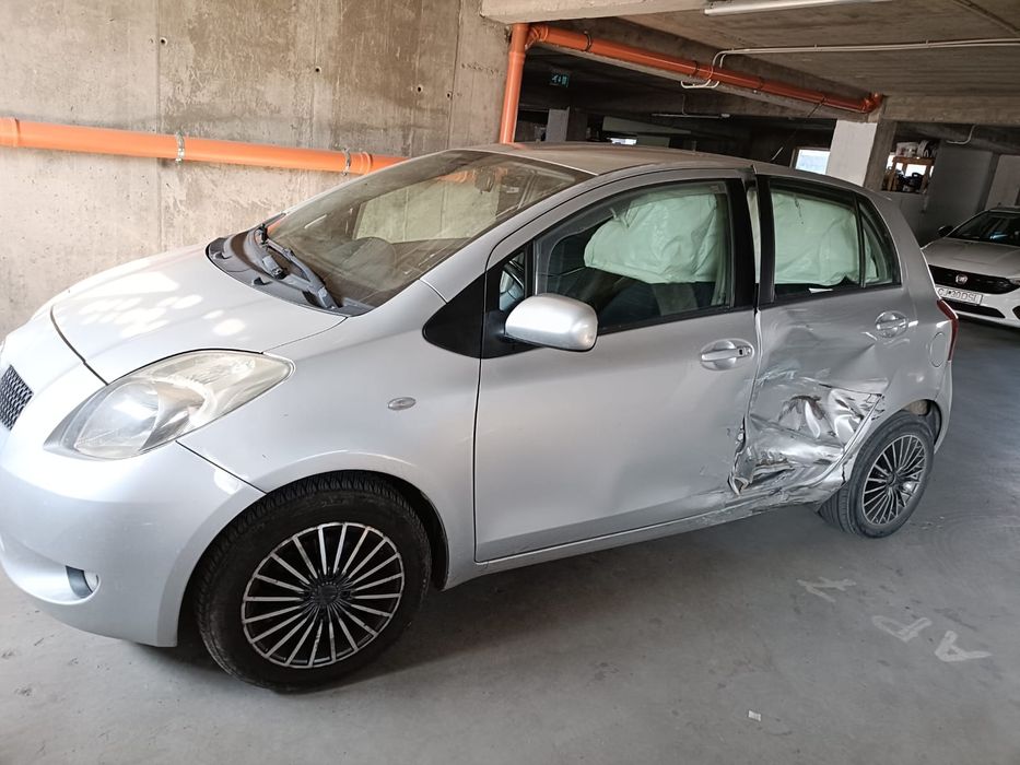 Vand Toyota  Yaris accidentat .