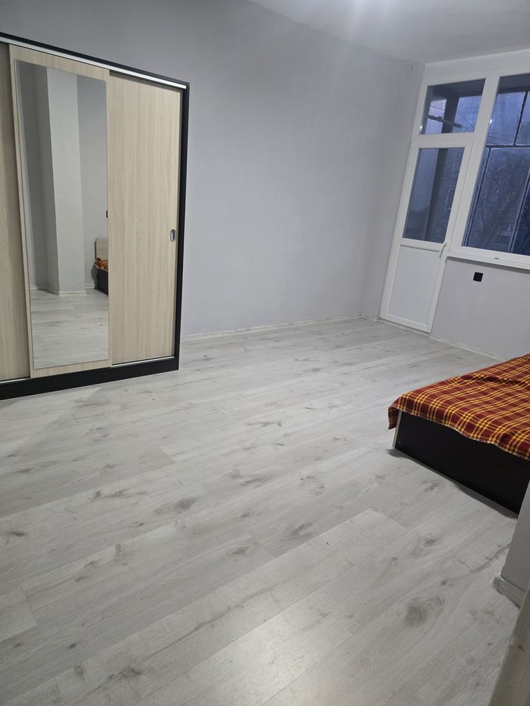Дава се под наем Едностаен апартамент в Лом - 50 кв.м за 153 € - Снимка #1