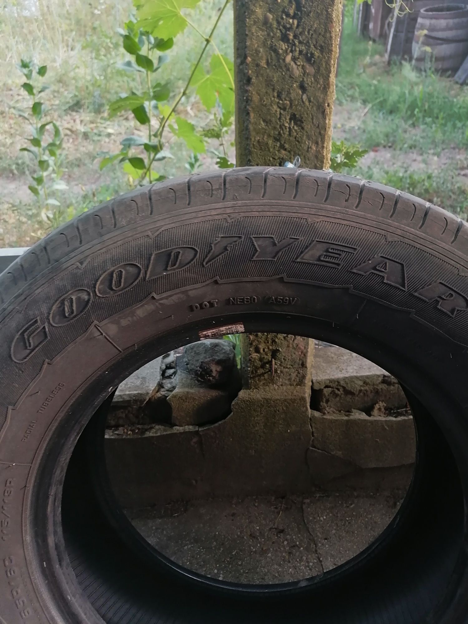 Продавам гуми за бус