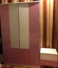 Шкаф и тумбочка в розовом цвете в хорошем состоянии