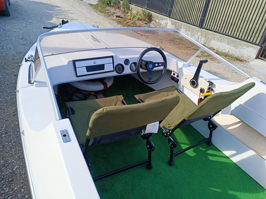 Vând barca cu motor + peridoc