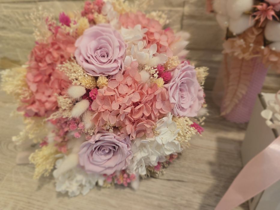 Disponibil un set cu 2 lumanari, 1 buchet, 1 cocarda si 5 bratari.