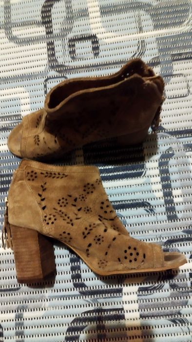 Sandale tip botina, decupate la varf, mărimea 37