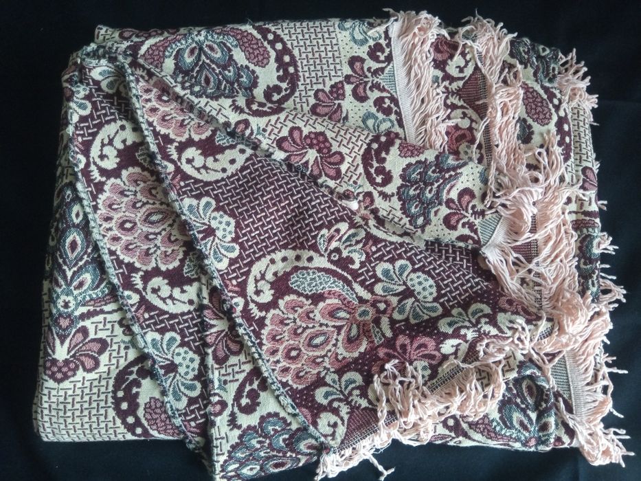 Покривка за легло с ресни от социализма