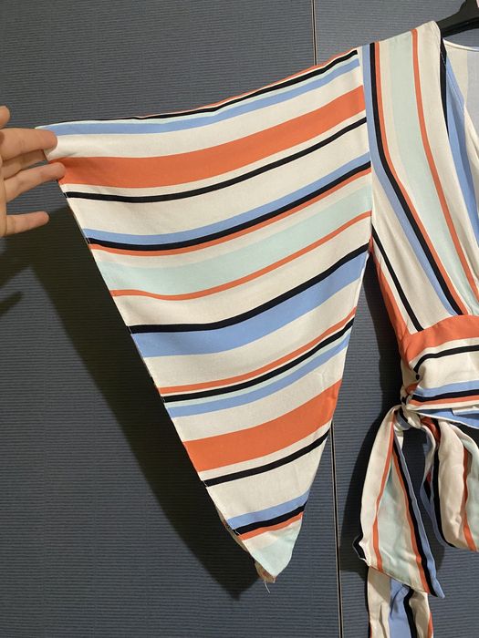 Top scurt pe talie cu dungi si maneci evazate Primark marime 6/34