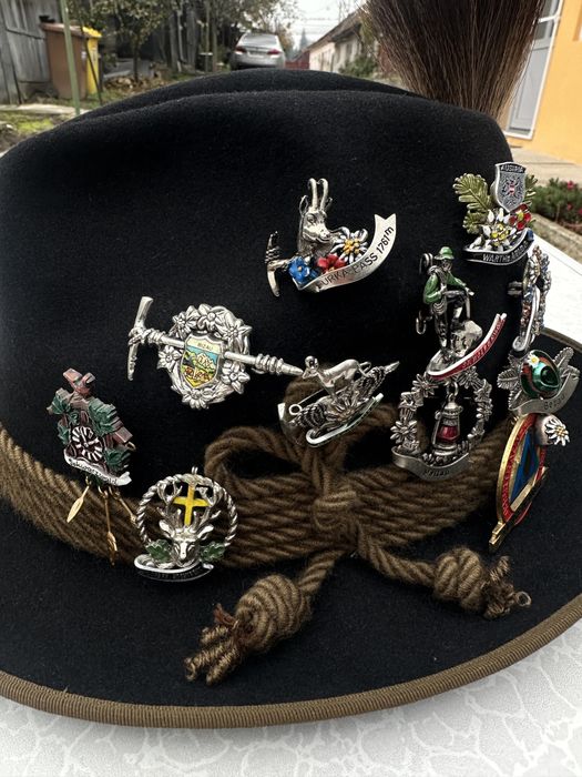 Palarie vanator cu 14 insigne