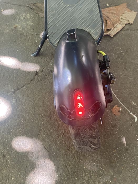 Trotinetă electrică Lexgo – 693 km, roți pline, foarte puțin folosită