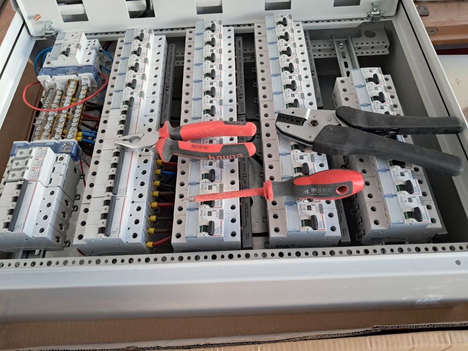 Electrician instalatii electrice
