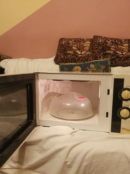 Микровълнова печка Midea с добавен грил.