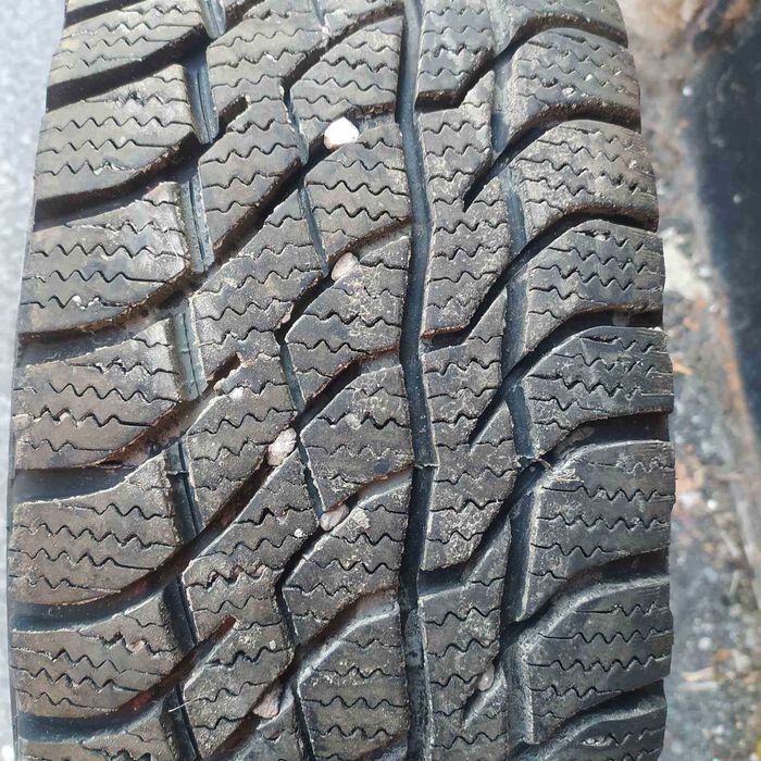 Продавам зимни  гуми 205/70 R15 за джип.