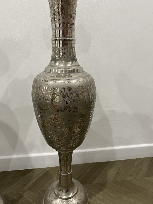 Декоративные напольные вазы из металла