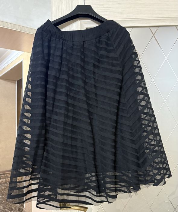 черная юбка средней длины