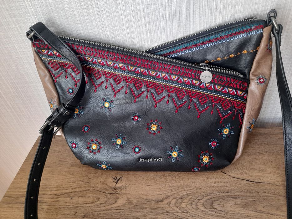 Desigual дамска чанта.