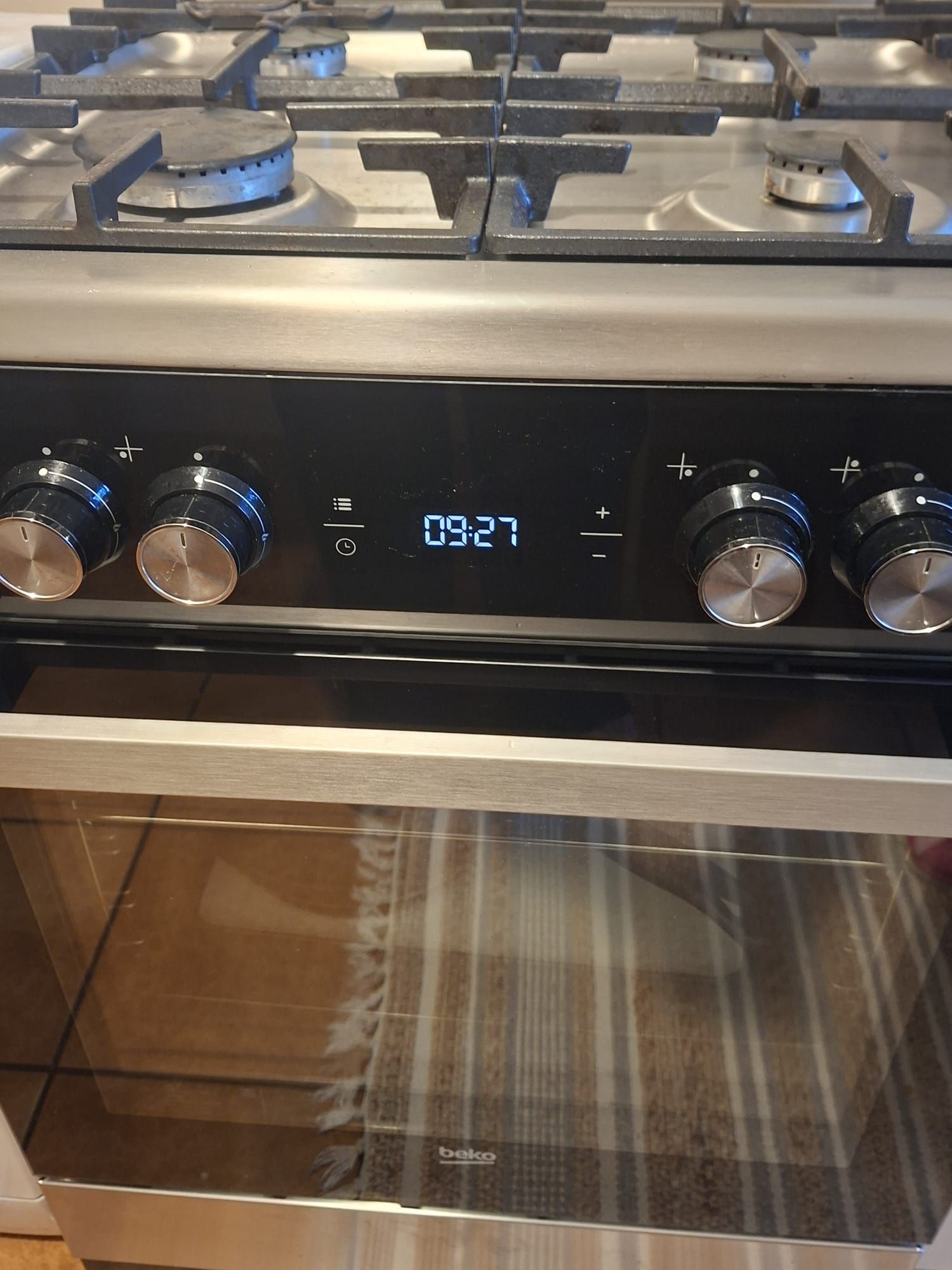 Vând aragaz Beko mixt 60/60 inox