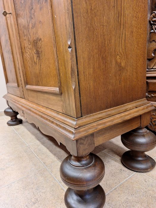 Гардероб, шкаф с богата дърворезба