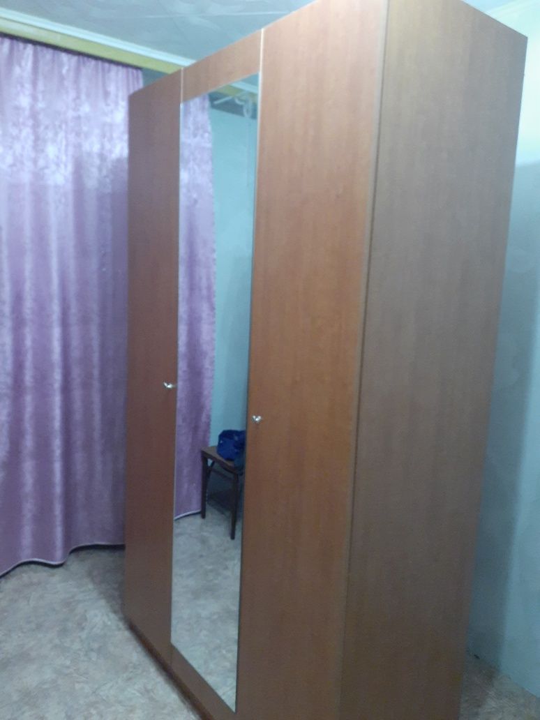 Шкаф трехдверный