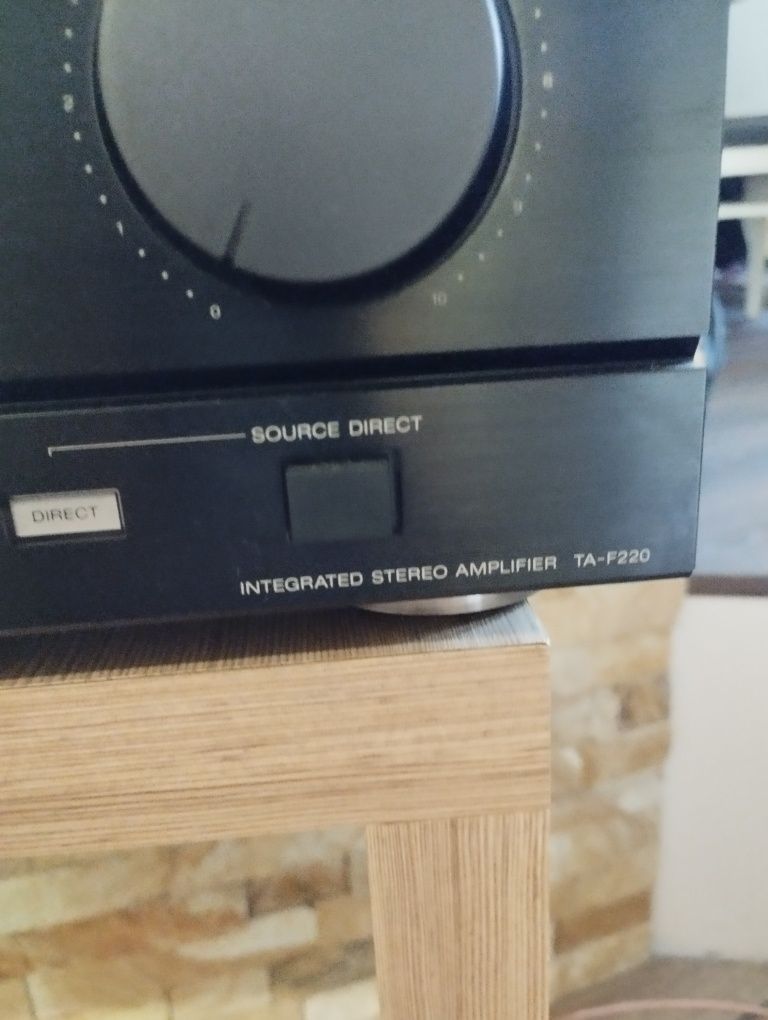 Интегриран усилвател Sony TA-F220