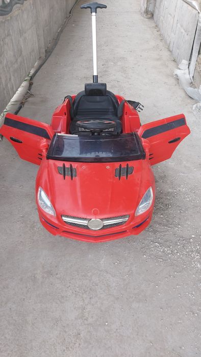 Детская машинка на пульте управления