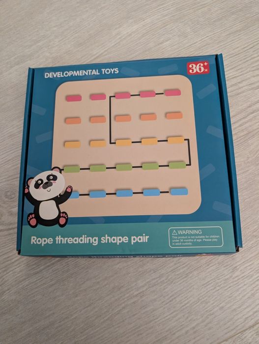 Joc de îndemanare și asociere cu activitate de șnuruit după șablon Rop