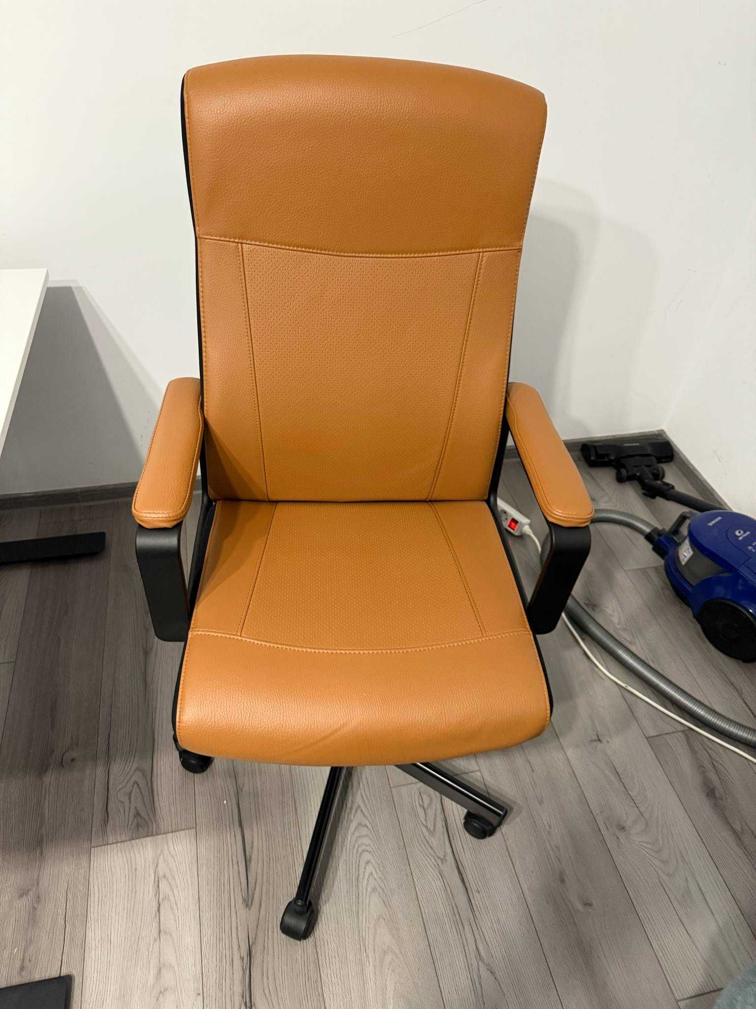 Scaun rotativ, Murum maro-auriu MILLBERGET