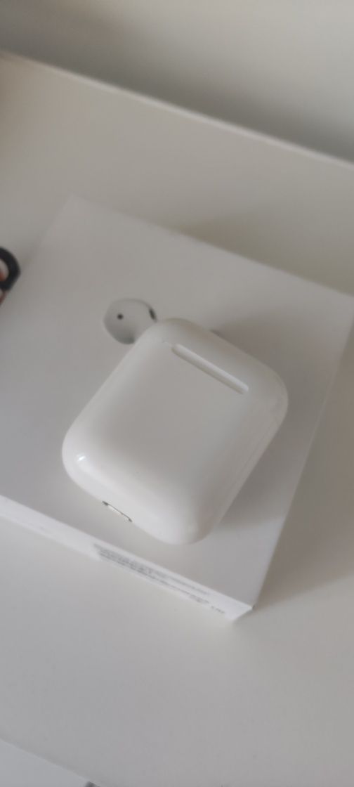 Продам оригинал кейс от Airpods 2